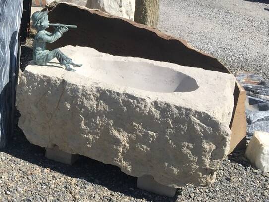 Brunnen mit Bronzefigur Knabe