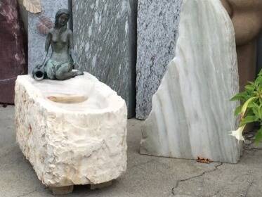 Brunnen mit Bronzefigur Frau